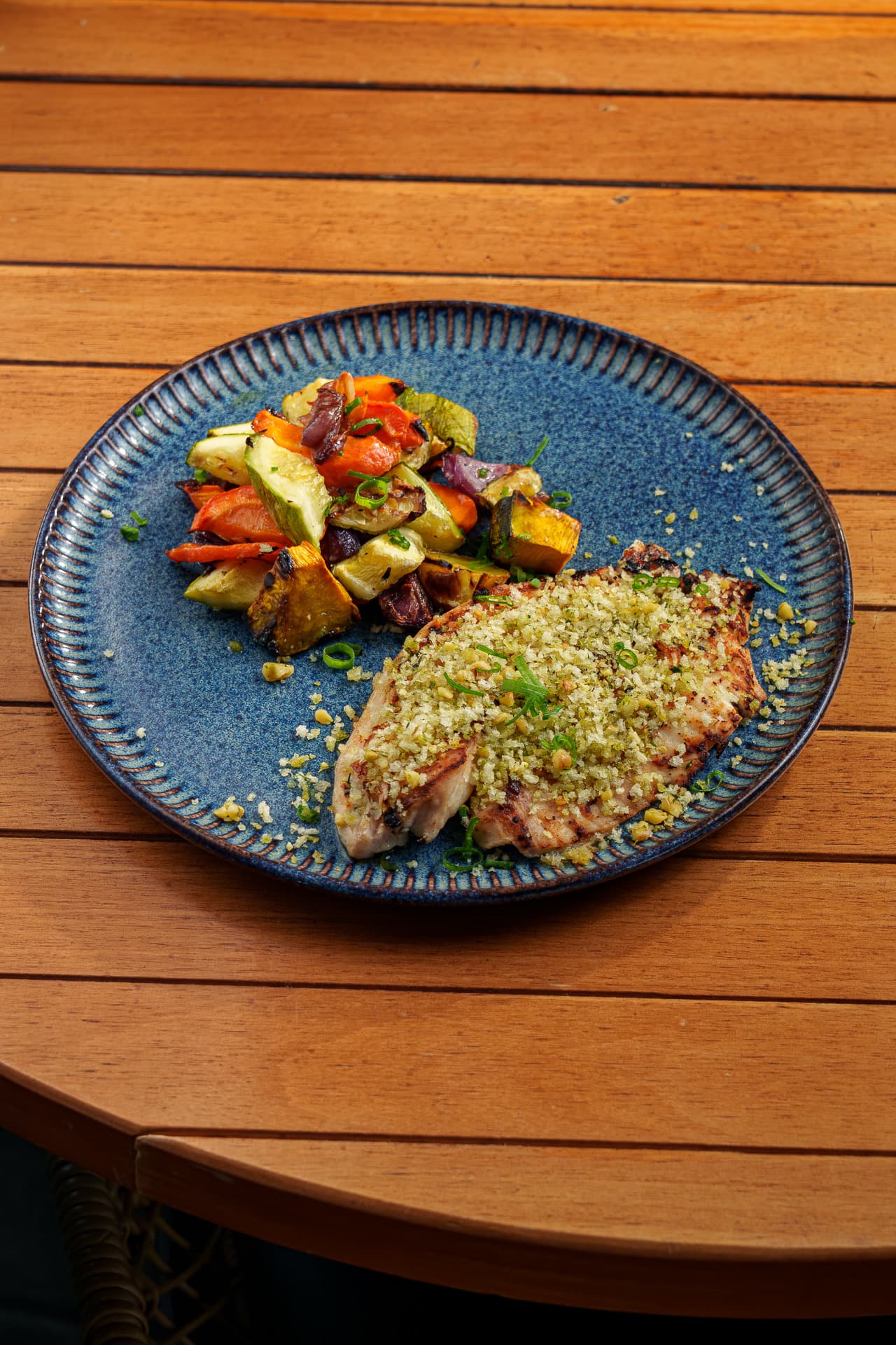 Prato do almoço executivo com proteína gratinada e legumes assados